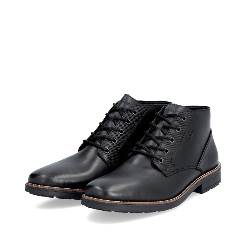 Schwarze Rieker Herren Schnürstiefel 33207-00 aus Glattleder mit einer Schnürung. Schuhpaar seitlich schräg.