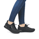 Petrolfarbene Rieker Damen Slipper N1455-14 mit easy Hineinschlüpf-Möglichkeit. Schuh am Fuß.