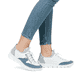 Weiße Rieker Damen Slipper 55064-80 mit Deko-Reißverschluss sowie einem Gummizug. Schuh am Fuß.