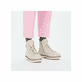 Hellbeige Rieker Damen Schnürstiefel Y6220-60 mit einem Reißverschluss. Schuh am Fuß.
