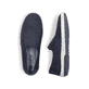 Blaue Rieker Herren Slipper B4555-14 mit einem Gummizug sowie Komfortweite G 1/2. Schuh von oben, liegend.