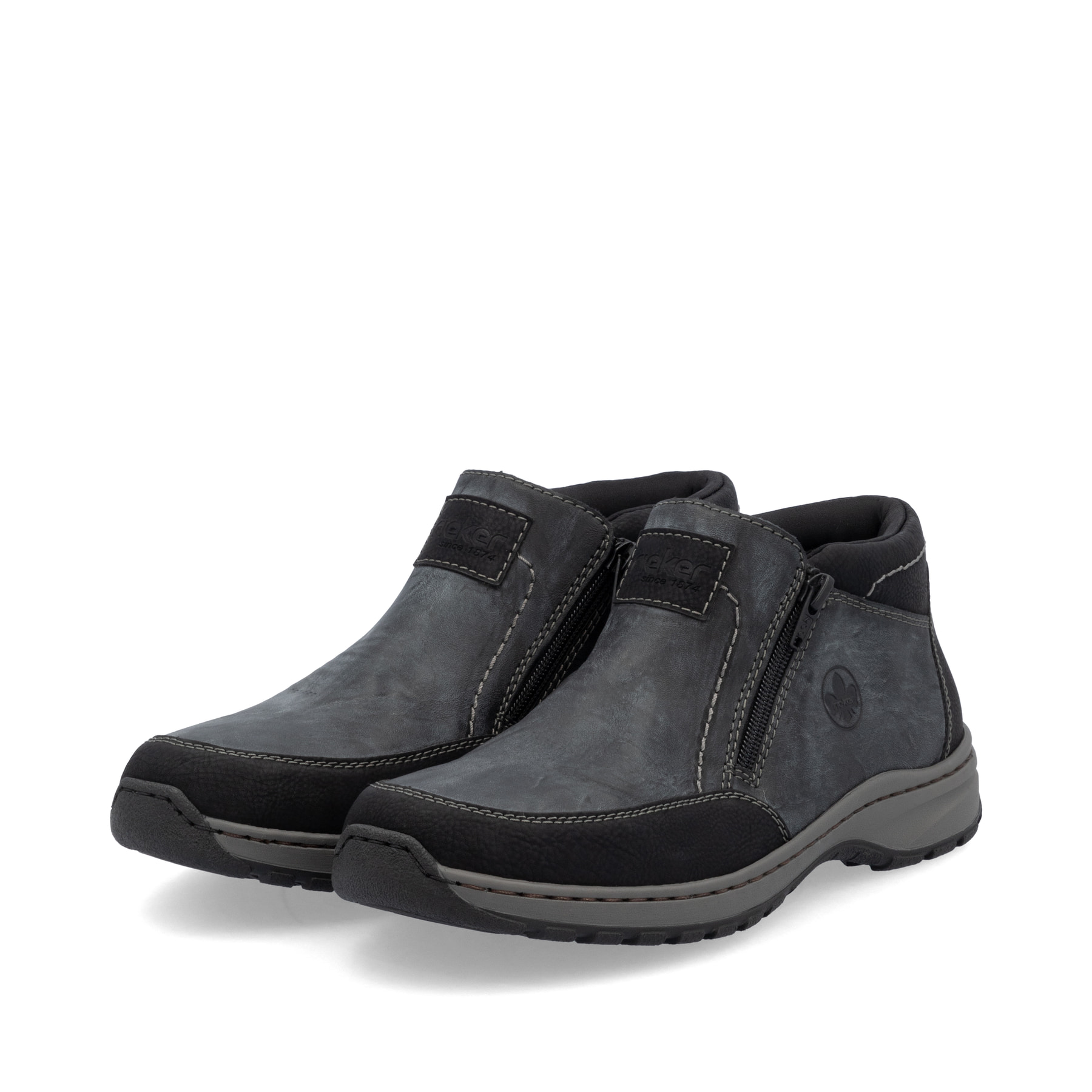 Asphaltgraue Rieker Herren Slipper 03352-45 mit einer schockabsorbierenden Sohle. Schuhpaar schräg.