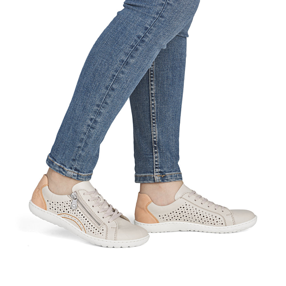 Beige Rieker Damen Schnürschuhe 52824-60 aus Glattleder, Barfußschuhe. Schuh am Fuß.