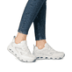 Weiße Rieker Damen Sneaker Low N5205-80 mit Schnürung sowie ultraleichter Sohle. Schuh am Fuß.