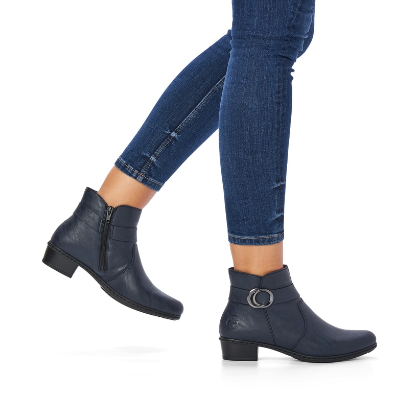 Schieferblaue Rieker Damen Stiefeletten Y0775-14 mit Reißverschluss sowie Blockabsatz. Schuh am Fuß