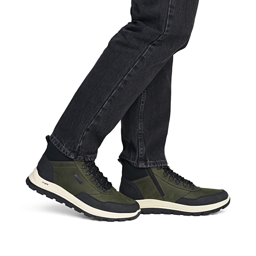 Dunkelgrün-schwarze Rieker Herren Schnürstiefel B8124-54 mit Reißverschluss. Schuh am Fuß.