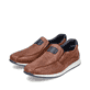 Braune Rieker Herren Slipper 11962-25 aus Glattleder mit modernen Ziernähten. Schuhpaar seitlich schräg.