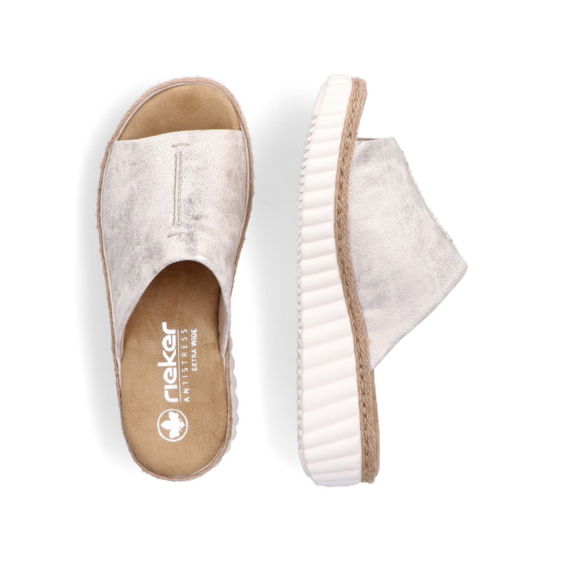 Beige Rieker Damen Pantoletten 69288-60 mit metallischem Finish. Schuh von oben, liegend.