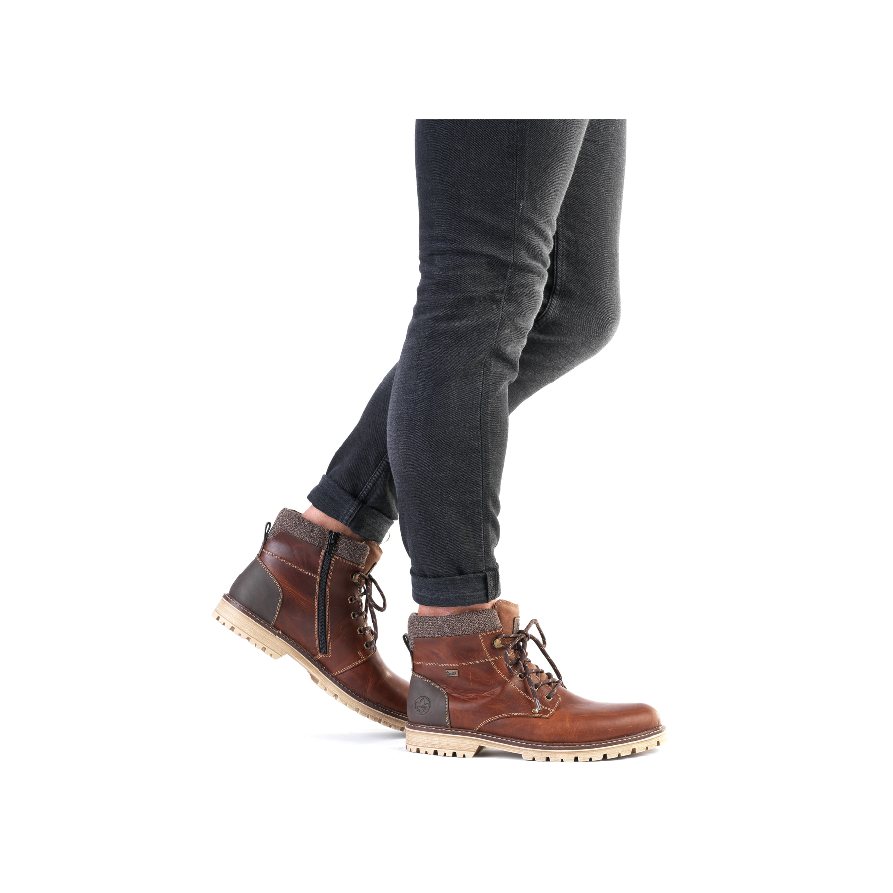 Kastanienbraune Rieker Herren Schnürstiefel F3641-23 mit einer robusten Profilsohle. Schuh am Fuß