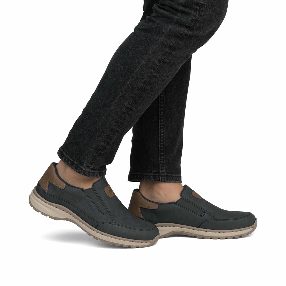 Blaue Rieker Herren Slipper 03365-14 mit einem Gummizug sowie der Extraweite H. Schuh am Fuß.