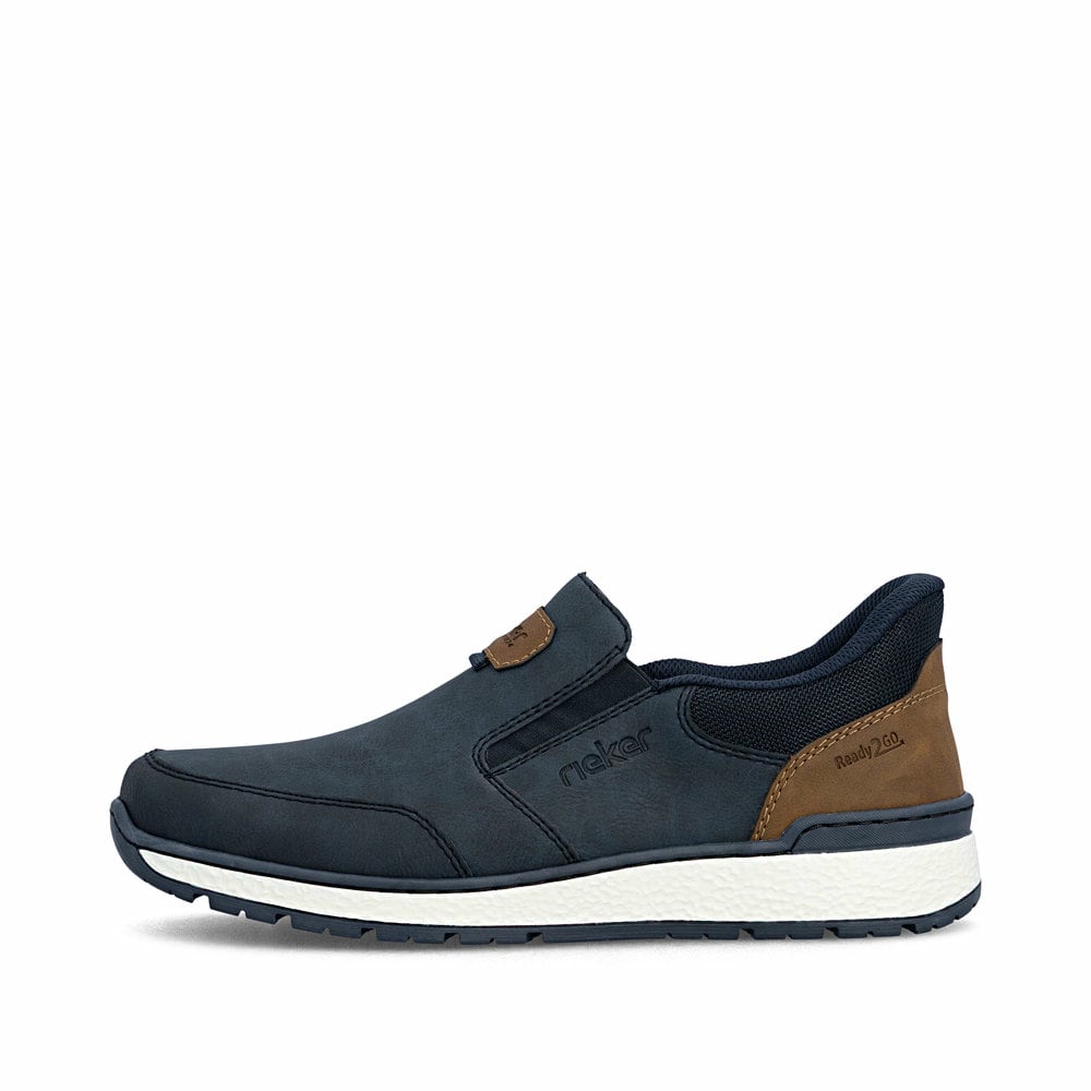 Dunkelblaue Rieker Herren Slipper B9057-14 mit einem Gummizug sowie Extraweite H. Schuh Außenseite.