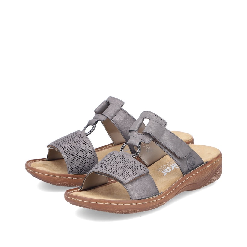 Graue Rieker Damen Pantoletten V2885-42 in Löcheroptik mit einem Klettverschluss. Schuhpaar seitlich schräg.