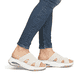 Beige vegane Rieker Damen Pantoletten W3150-60 mit einem Gummizug. Schuh am Fuß.