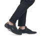 Blaue Rieker Herren Slipper 07555-14 mit Gummischnürung sowie Komfortweite G 1/2. Schuh am Fuß.