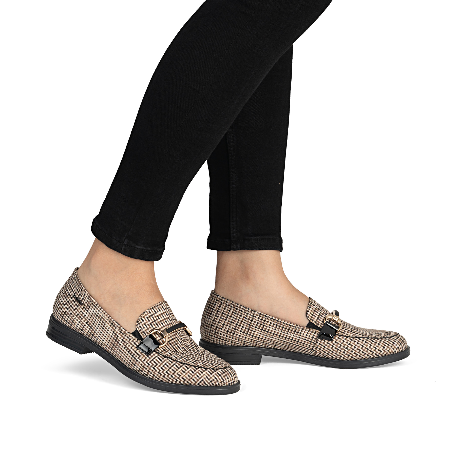 Mocassins Rieker beiges pour femmes 46264-60 avec éléments décoratifs. Chaussure au pied.
