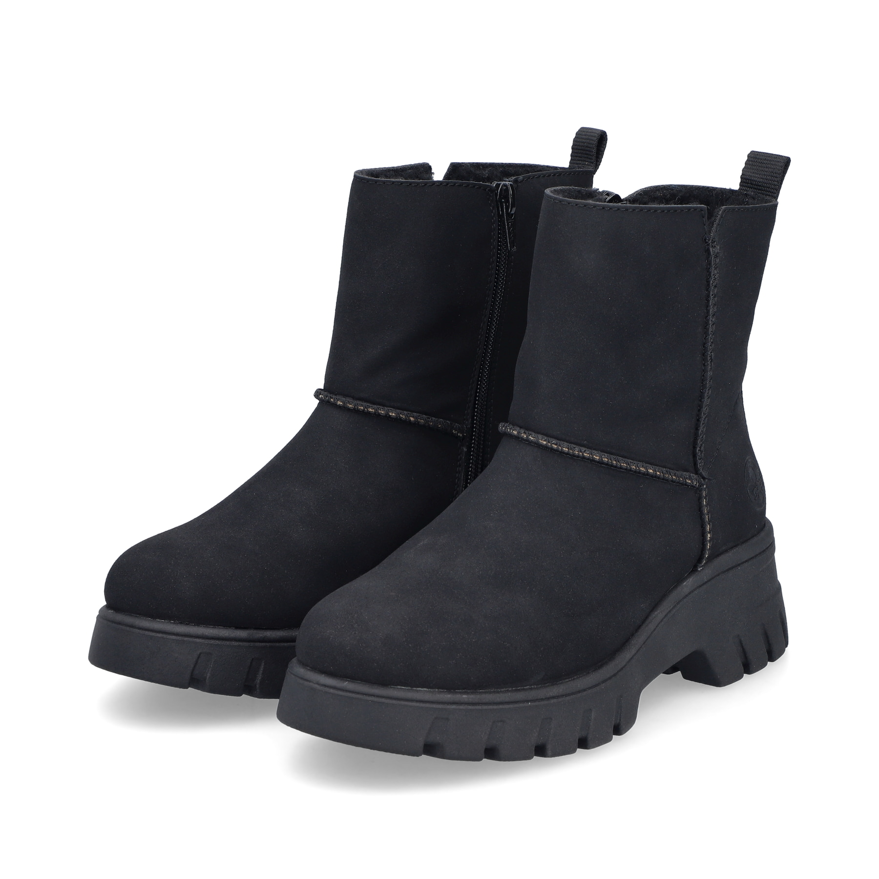 Schwarze Rieker Damen Kurzstiefel 71864-00 mit einem Reißverschluss. Schuhpaar seitlich schräg.