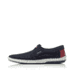 Blaue Rieker Herren Slipper B4554-14 mit einem Gummizug sowie Komfortweite G 1/2. Schuh Außenseite.