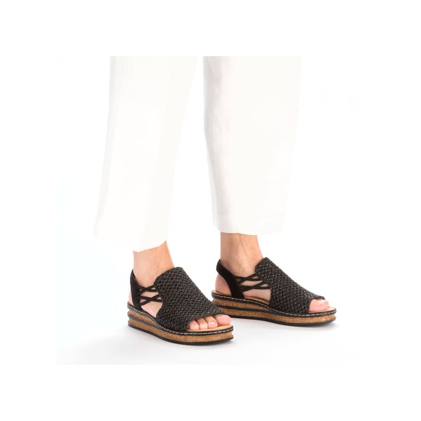 Schwarze Rieker Keilsandaletten 62941-00 mit einem Gummizug. Schuh am Fuß.