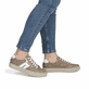 Braune Rieker Damen Sneaker Low L5903-20 aus Glattleder mit einem Reißverschluss. Schuh am Fuß.