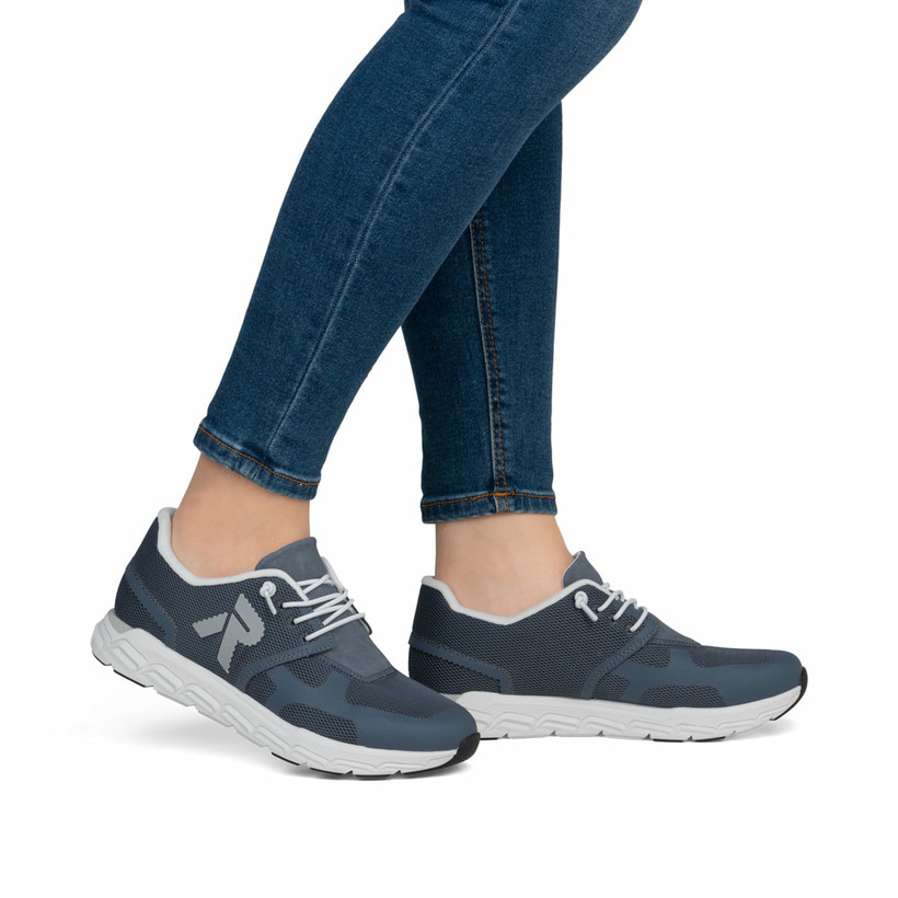 Blaue Rieker Damen Sneaker Low M9000-12 mit Gummischnürung sowie flexibler Sohle. Schuh am Fuß.