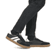 Schwarze Rieker Herren Sneaker Low U0707-00 im Retro-Look mit weißen Streifen an der Seite sowie einer Schnürung. Schuh Außenseite.
