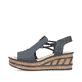 Blaue Rieker Keilsandaletten 68175-14 mit modischen Raffungen sowie Gummizug. Schuh Außenseite.