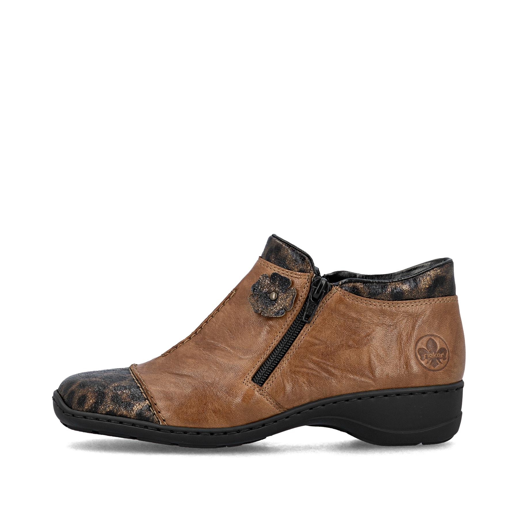Braune Rieker Damen Kurzstiefel 58388-22 aus Glattleder mit Leo-Print. Schuh Außenseite.
