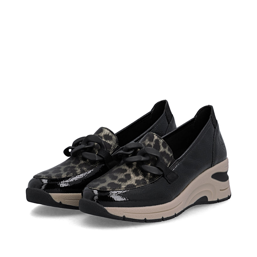 Schwarze Rieker Damen Loafer N9350-00 mit Deko-Kette sowie einem Gummizug. Schuhpaar seitlich schräg.