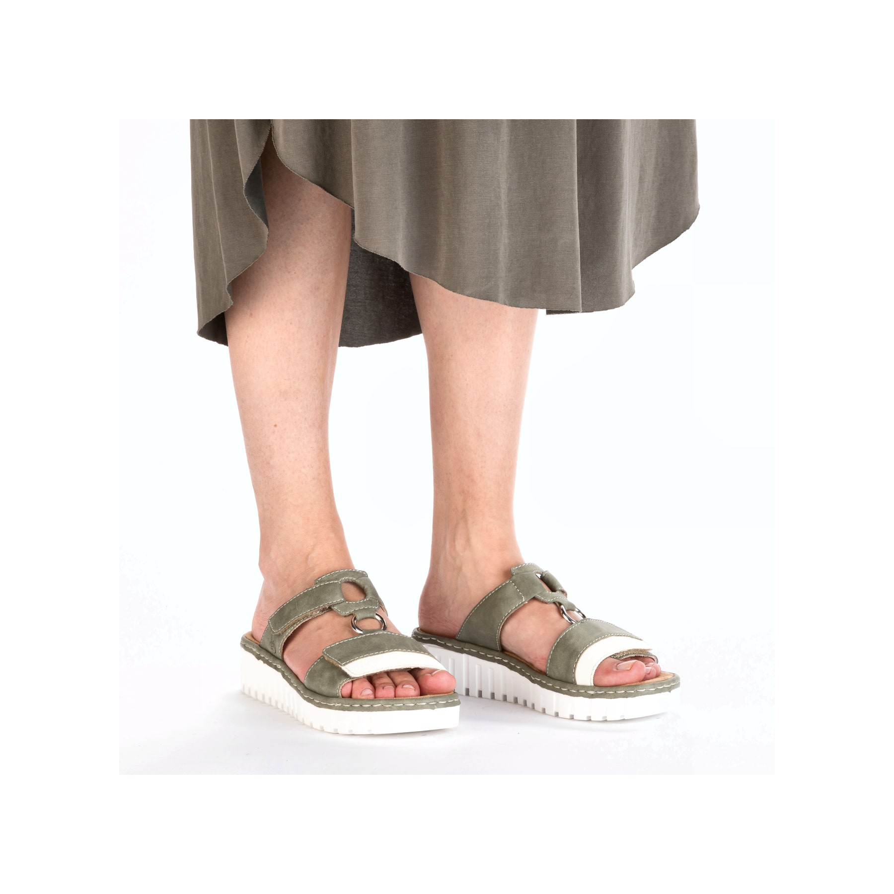 Grüne Rieker Damen Pantoletten V1396-52 mit einem Klettverschluss. Schuh am Fuß.