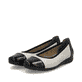 Weiße Rieker Ballerinas L9351-80 mit runden Ziernähten. Schuhpaar seitlich schräg.