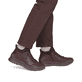 Brombeerfarbene Rieker Damen Kurzstiefel 53650-30 mit einem Reißverschluss. Schuh am Fuß.
