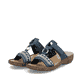 Blaue Rieker Damen Pantoletten 628M6-14 mit modischen Flechtelementen. Schuhpaar seitlich schräg.