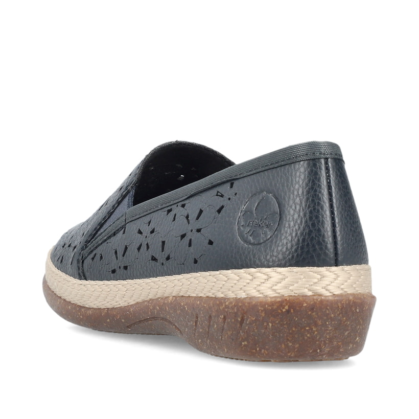 Blaue Rieker Damen Slipper 47666-14 in Löcheroptik mit einem Gummizug. Schuh von hinten.