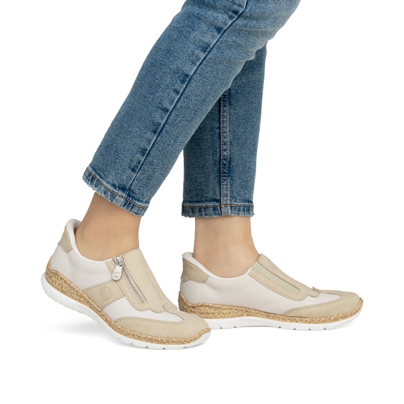 Grüne Rieker Damen Slipper N42G2-52 mit einer Gummischnürung. Schuh Außenseite gespiegelt.