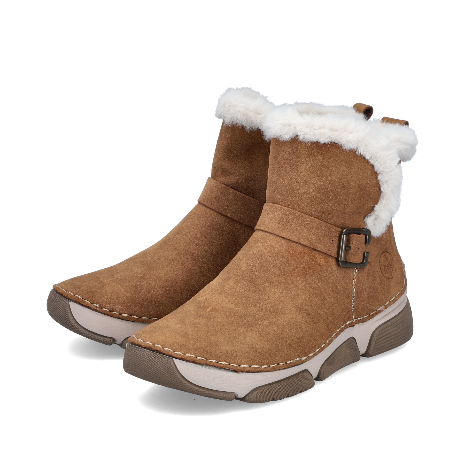 Braune Rieker Damen Kurzstiefel 45966-20 mit Fellschaftrand sowie Reißverschluss. Schuhpaar seitlich schräg.