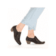 Schwarze Rieker Pumps 41751-01 mit Elastikeinsatz sowie extra weicher Decksohle. Schuh am Fuß.