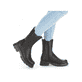 
Tiefschwarze Rieker Damen Chelsea Boots Z9181-00 mit einer robusten Profilsohle. Schuh seitlich schräg