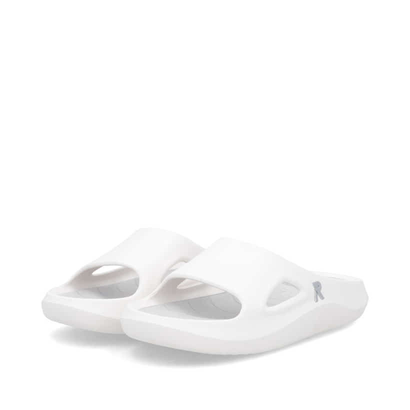 Mules Rieker blanches pour femme W3450-80 avec semelle ultra légère. Chaussures inclinées sur le côté.