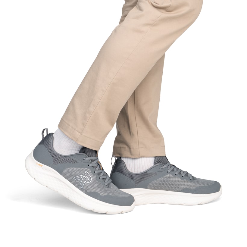 Graue Rieker Sport Herren Sneaker Low U4400-40. Schuh am Fuß.