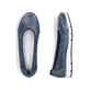 Blaue Rieker Ballerinas L3065-14 in Löcheroptik mit herausnehmbarer Einlegesohle. Schuh von oben, liegend.