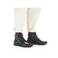 
Glanzschwarze Rieker Damen Kurzstiefel 48999-00 mit einer schockabsorbierenden Sohle. Schuh am Fuß