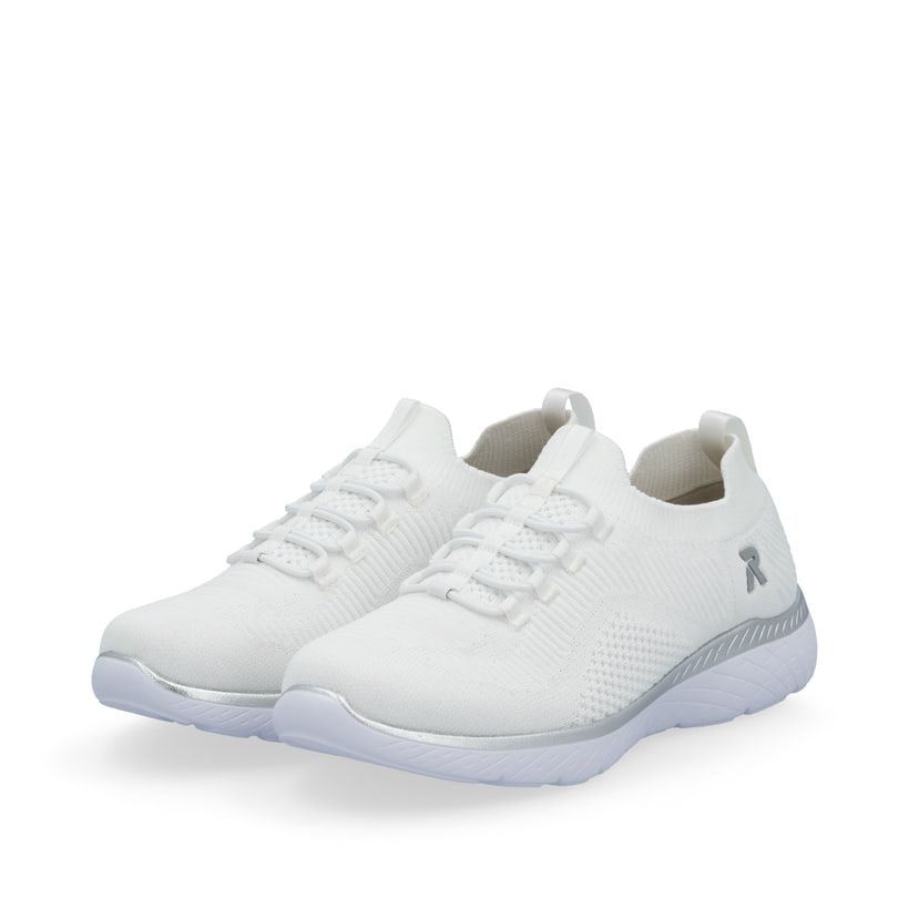 Weiße Rieker Damen Slipper M5074-80 mit Gummizug sowie einer ultraleichten Sohle. Schuhpaar seitlich schräg.