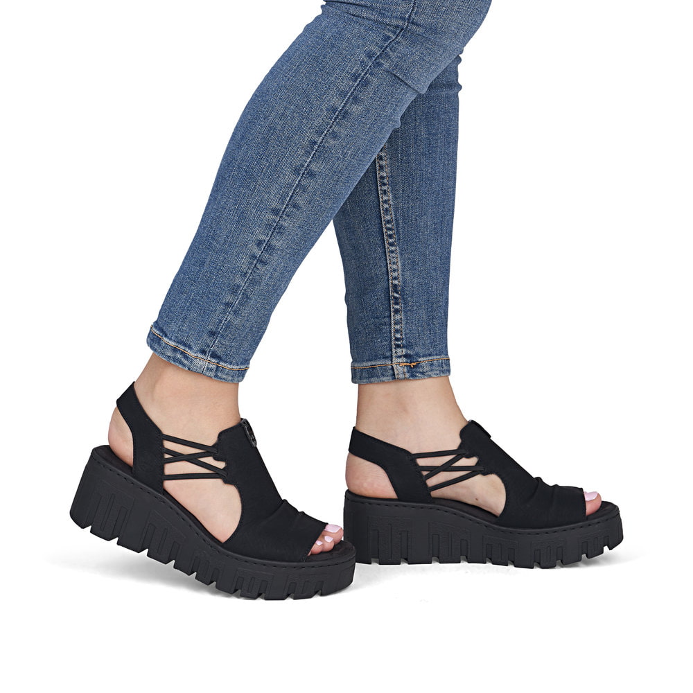 Schwarze Rieker Damen Sandalen 68075-00 mit einem Gummizug. Schuh am Fuß.
