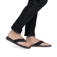 Blaue Rieker Herren Zehentrenner 20152-14 mit der Komfortweite G. Schuh am Fuß.