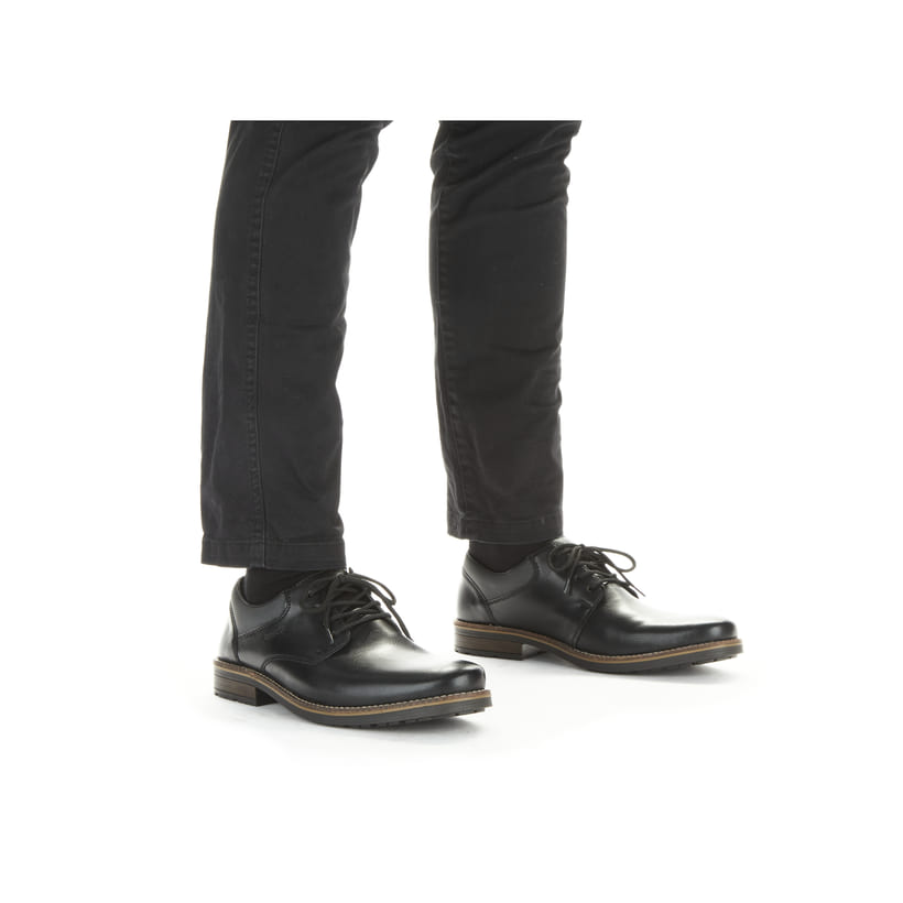 
Glanzschwarze Rieker Herren Schnürschuhe 13200-00 mit einer robusten Profilsohle. Schuh am Fuß