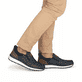 Dunkelblaue Rieker Herren Slipper B9057-14 mit einem Gummizug sowie Extraweite H. Schuh am Fuß.