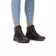 Schwarze Rieker Damen Schnürstiefel 51553-00 mit einem Reißverschluss. Schuh am Fuß.