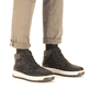 Asphaltschwarze Rieker Herren Schnürstiefel 38542-00 mit einer robusten Profilsohle. Schuh am Fuß
