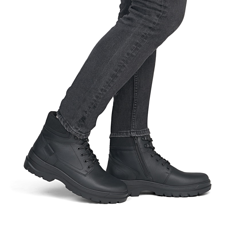 Schwarze Rieker Herren Schnürstiefel F5400-00 aus Glattleder mit Flip-Grip Sohle. Schuh am Fuß.