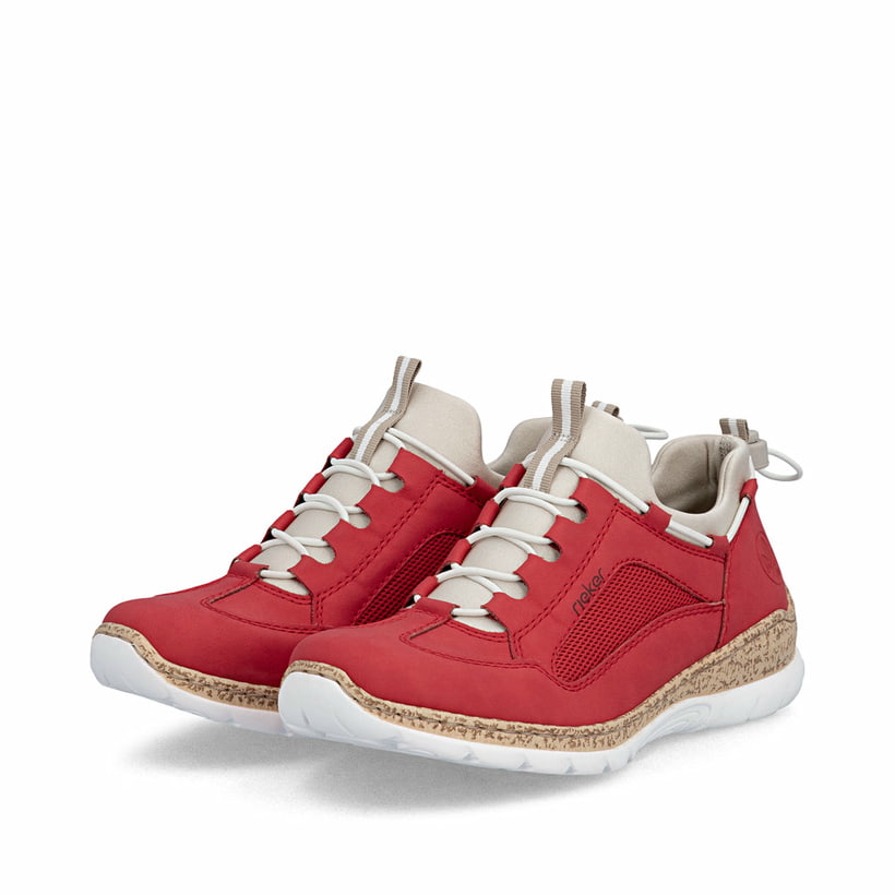 Rote Rieker Damen Slipper N42F9-33 mit einem Gummizug. Schuhpaar seitlich schräg.